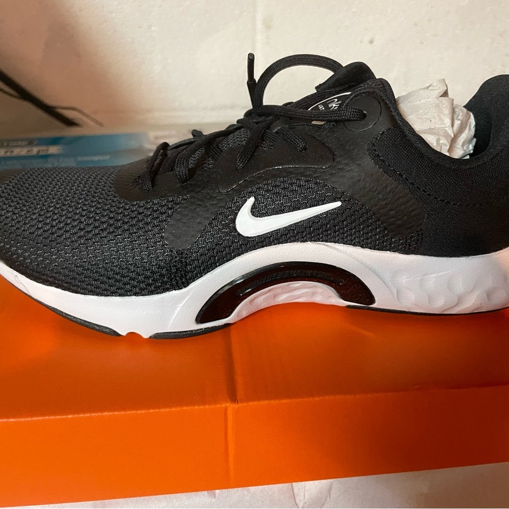 Women’s sneakers brand new 6.5